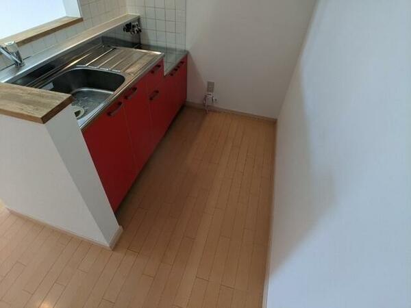 画像16:キッチン別角度です。冷蔵庫を置くスペースもあります！