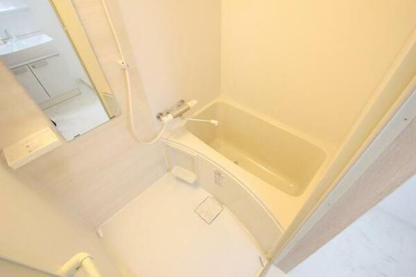 画像6:白を基調とした浴室