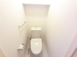 画像9:温水洗浄便座付きトイレです。