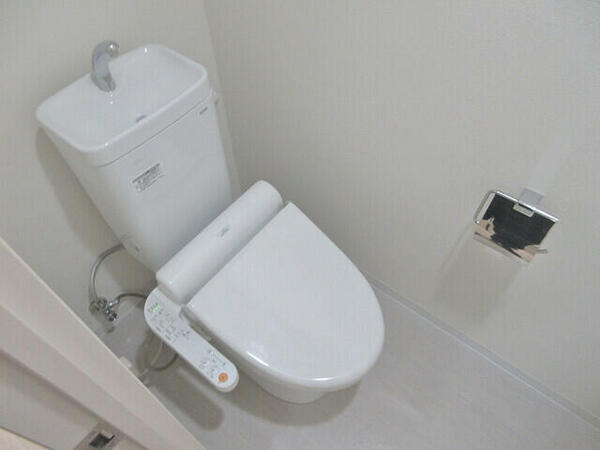 画像12:温水洗浄便座付きのトイレです。ここも真っ白な空間です。
