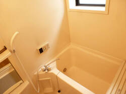 画像4:換気窓の付いた追い焚き機能付き浴室
