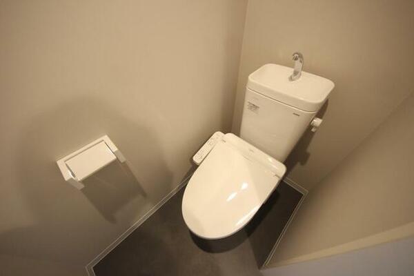 画像8:白くてピカピカのトイレですね。癒しの空間になりそう。