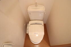 画像8:温水洗浄付きトイレ