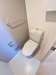 画像8:トイレ（温水洗浄暖房便座付）