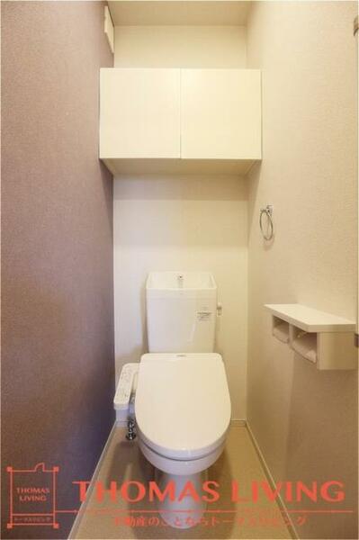 画像10:収納棚・温水洗浄便座付きのトイレです。