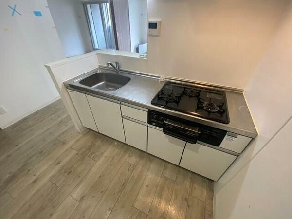 画像4:キッチンはシックなデザインでした。洗い場も大きい。