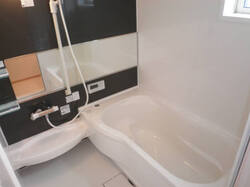 画像4:大きな鏡の浴室・一坪風呂
