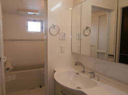 画像4:Ａ201　カウンター洗面台～浴室（換気暖房乾燥機付）