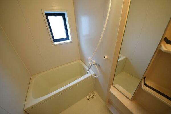 画像6:浴室にも窓があって換気良好です