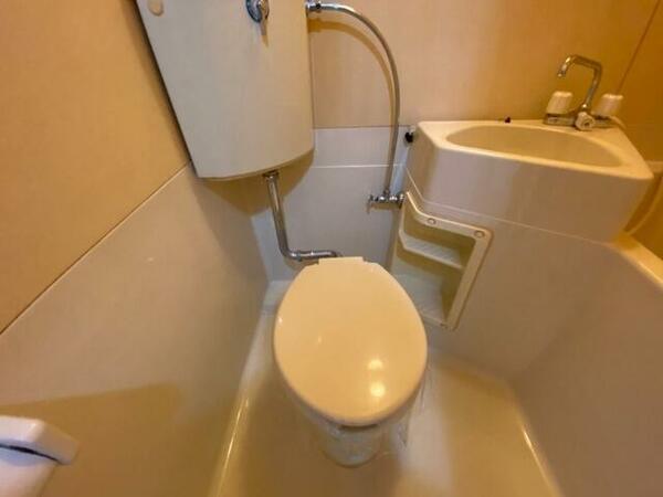 画像12:ユニットバス内のトイレです。一人暮らしなら十分ですね。