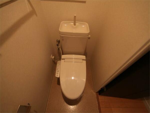 画像9:トイレ　温水洗浄暖房便座付