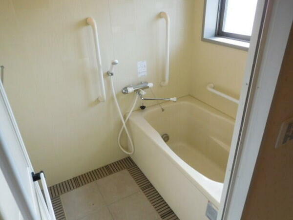 画像6:窓付き換気バッチリ浴室です
