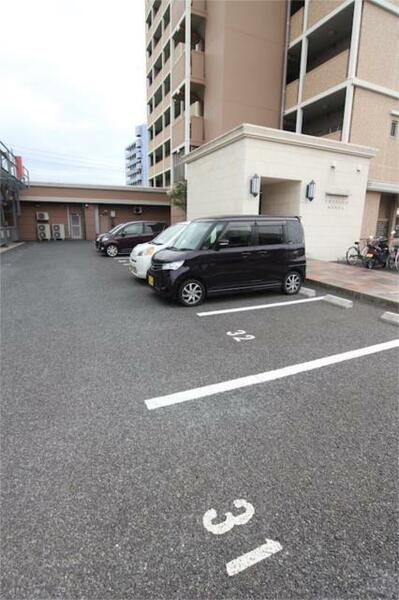 画像15:広いスペースで駐車も安心です