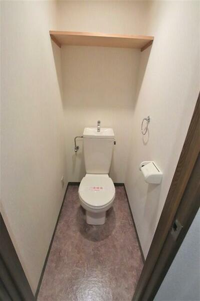 画像9:便利な棚付きのトイレ