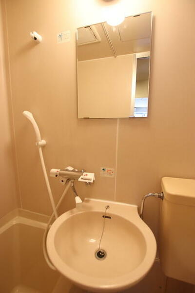 画像16:洗面台は浴室同室です。