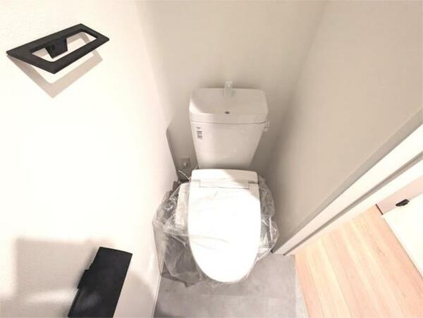 １階　トイレ　温水洗浄便座付