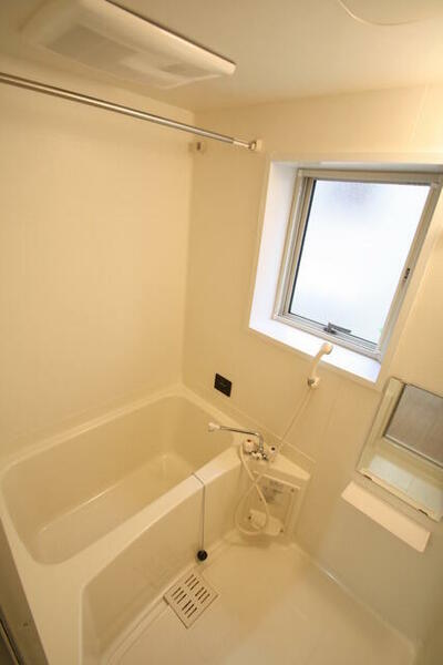 画像5:小さな窓があるお風呂になります。