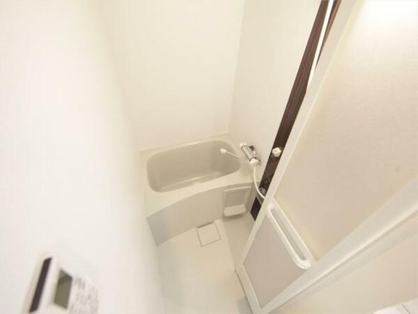画像5:バスルーム　浴室暖房乾燥機付　同仕様写真