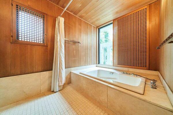 １階浴室：浴室壁には檜を用いており檜の香りの中、入浴ができます。