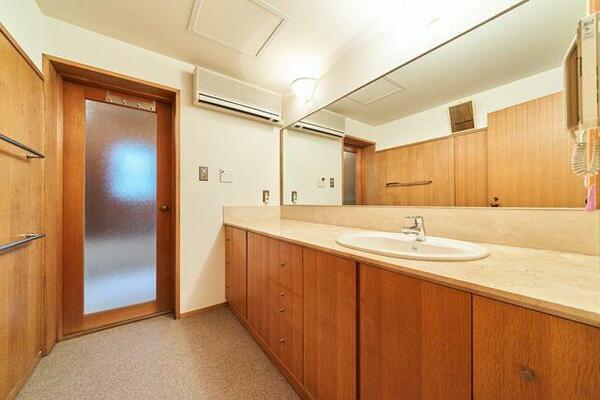 １階洗面：横に広い洗面台のため複数人で利用する際も狭さを感じません。