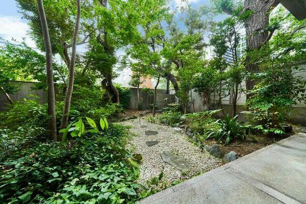 １階庭：品川区の保存樹木があるなど、都心であることを忘れるほどの緑を感じることができます。