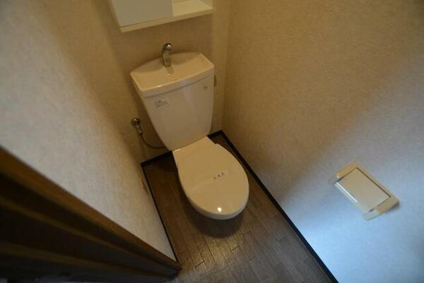 画像12:シンプルなトイレ