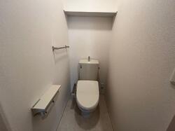 画像8:温水便座付トイレ
