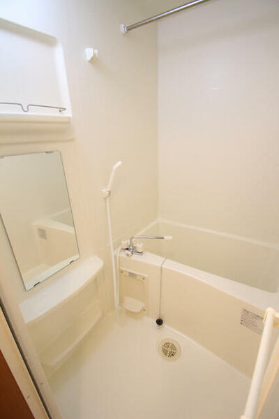 画像5:白く清潔感のあるバスルーム