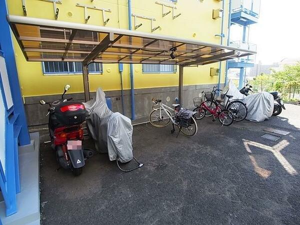 画像16:バイクも停めれる駐輪場