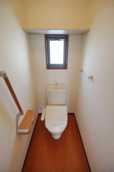 トイレ：★窓がある換気バッチリなトイレです★