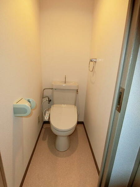 画像12:温水洗浄機能付きトイレ