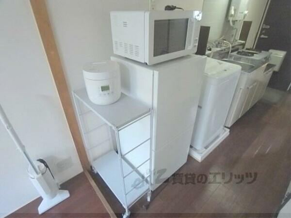 画像12:冷蔵庫置場：炊飯器、電子レンジ、掃除機まで。。。