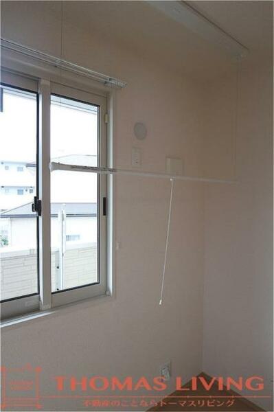 画像14:室内干し用の竿が天井についておりひもを引っ張るだけで出したり、直したりとできます。