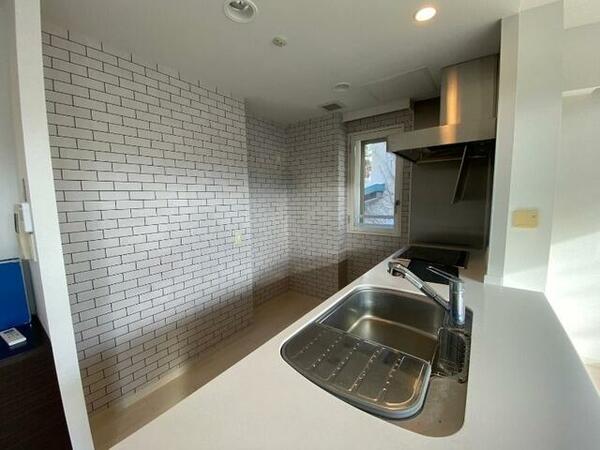 画像16:キッチン後ろには冷蔵庫を置けるスペースがありますね。