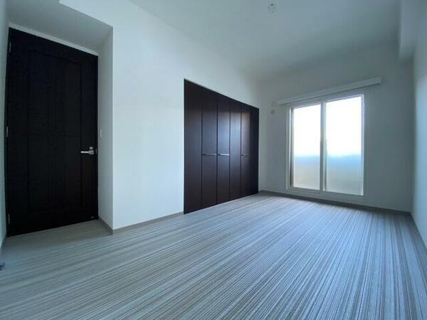 画像5:寝室はこちらです。光が差し込む、温かみのあるお部屋です。