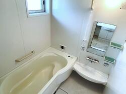 画像5:換気窓のある浴室
