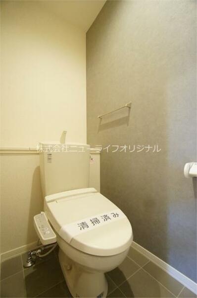 画像3:人に優しく清潔な温水洗浄機能付きトイレ。