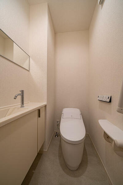 画像10:来客時に便利な洗面台つきトイレ（写真は１階トイレ)♪