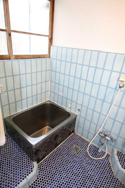 浴室：窓があり換気も楽々、追い焚き付きのお風呂