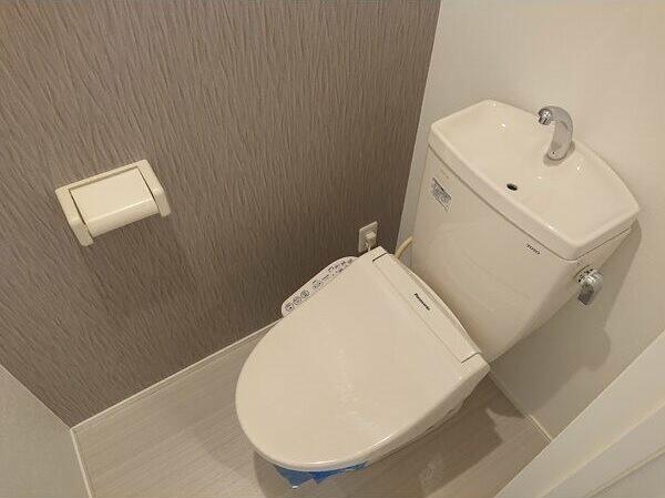 画像6:温水洗浄暖房便座付トイレ　同型写真