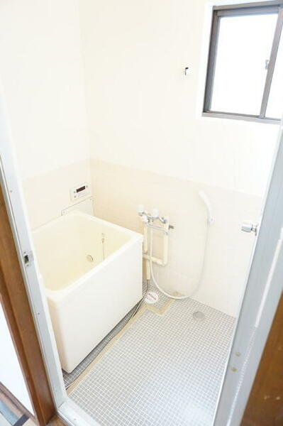 画像4:換気に便利な小窓のある浴室は追焚き付き