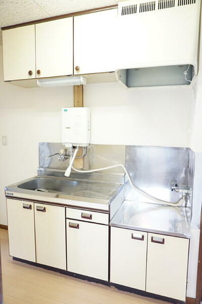 画像5:収納豊富なキッチン、湯沸かし器