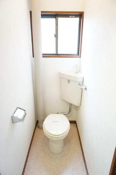 画像6:換気に便利な小窓のあるトイレ