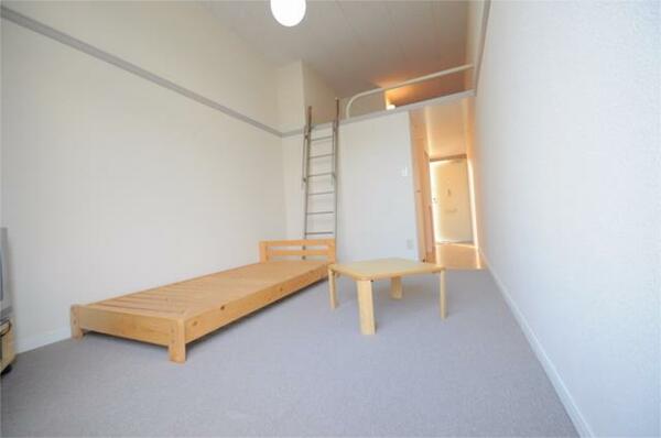 画像5:入居の際に、木製ベッドが撤去されます。
