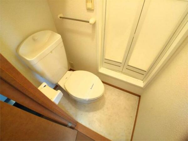 画像10:明るく清潔感のあるトイレ