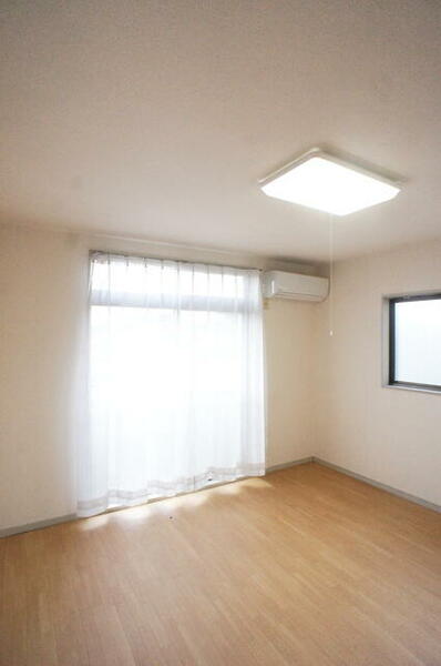 画像10:２面採光なので、明るく風通しのよい過ごしやすいお部屋です♪