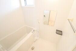 画像5:給湯式浴室（小窓付き）