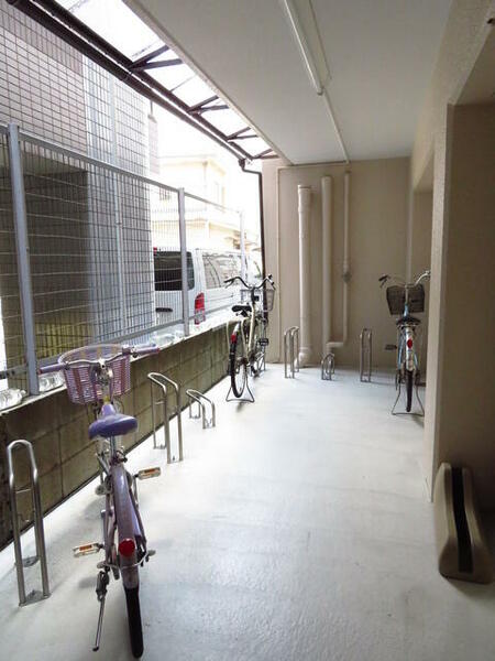 画像16:自転車置き場は敷地内に設備、お出かけの際にも便利です。