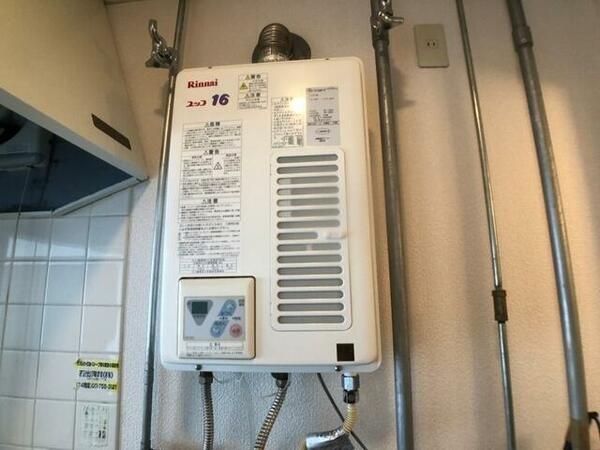 画像13:給湯器は簡単操作で温度調整ができますよ。
