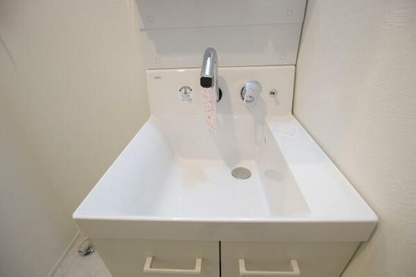 画像4:お手入れにも使えるシャワー付き洗面台